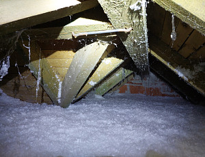 Zateplení stropu rodinného domu pomocí foukané izolace